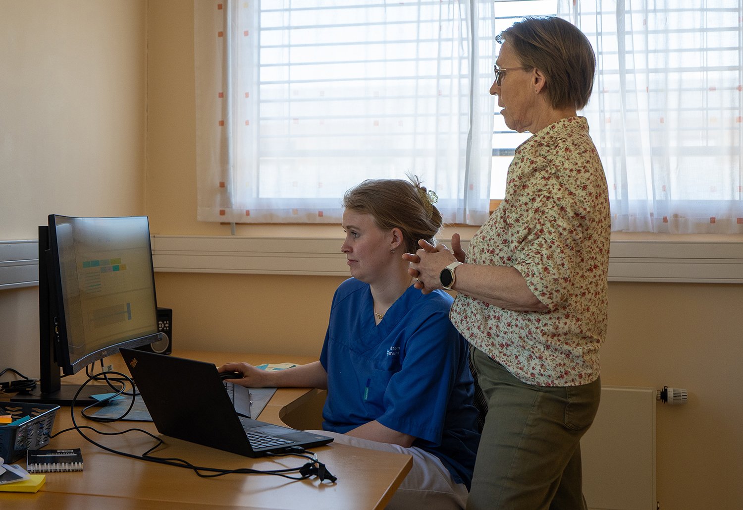 Skedsmotun_charlotte og ragnhild på kontor_1500